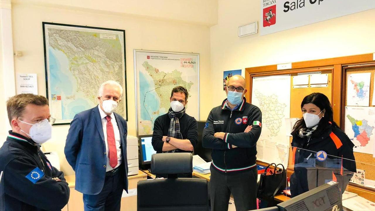 Il presidente della Regione, Eugenio Giani, nella sala regionale della protezione civile