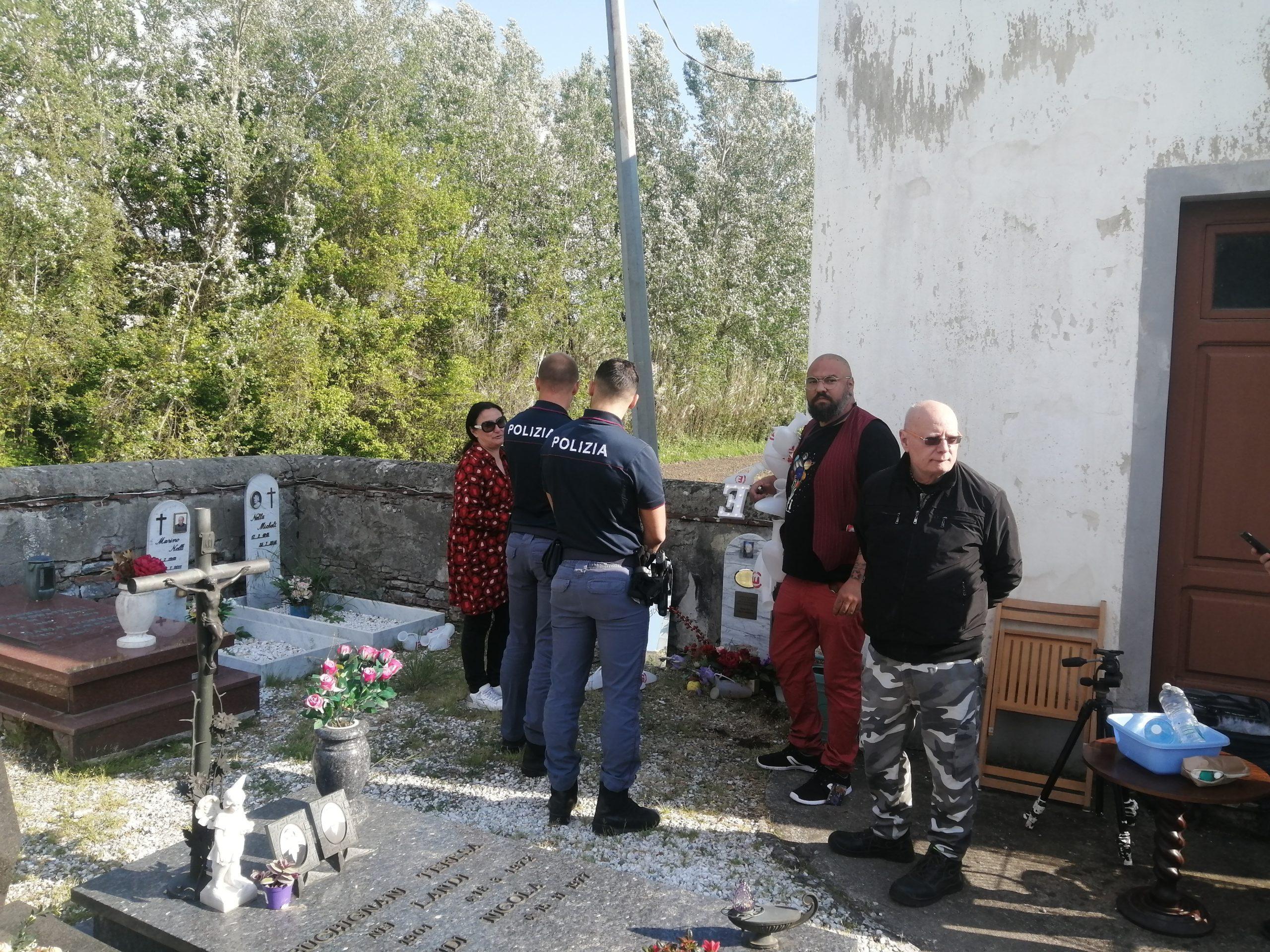 Il saluto dadaista nel cimitero mette in allarme i cittadini 