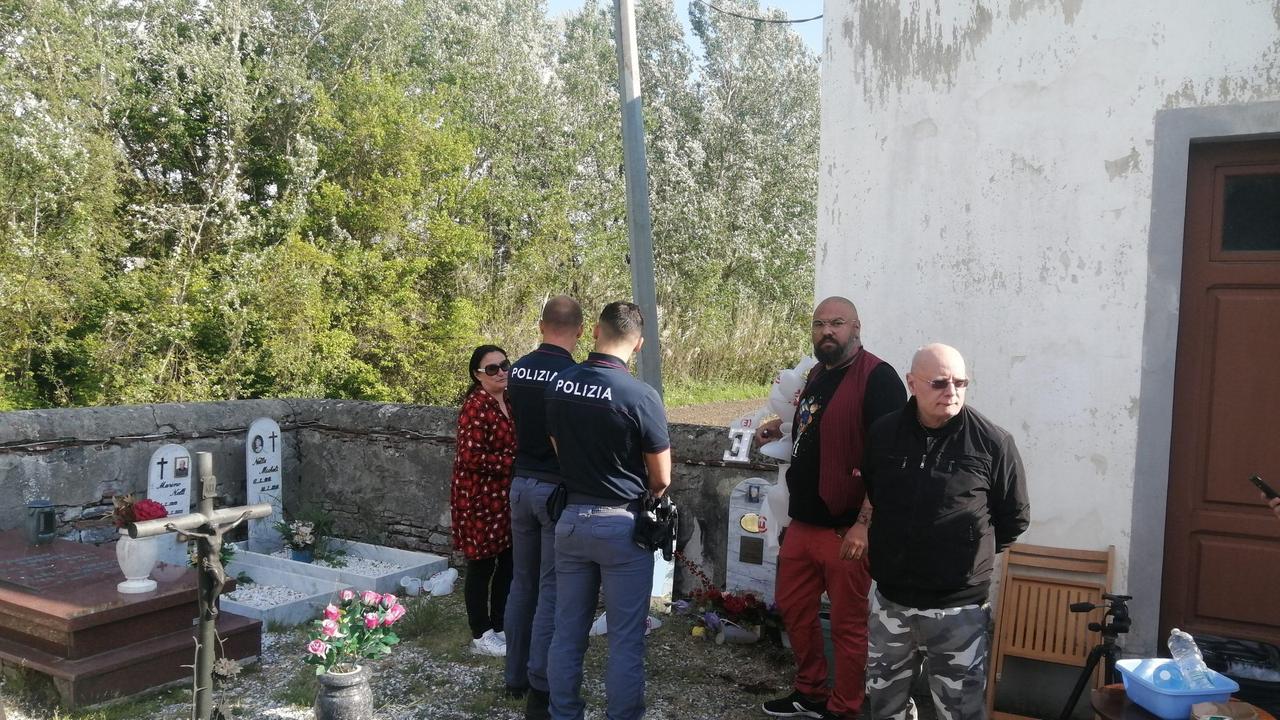 Il saluto dadaista nel cimitero mette in allarme i cittadini