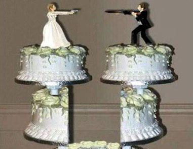 Una torta nuziale con gli sposi che si puntano le armi (foto d’archivio)