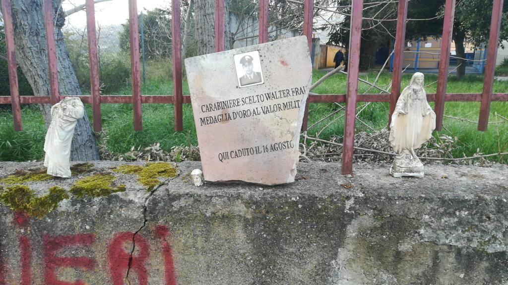 Ozieri, oltraggio alla lapide del carabiniere ucciso: denunciato un uomo
