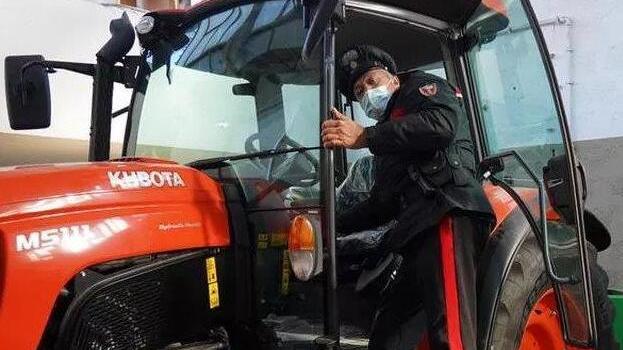 Uno dei trattori rubati scoperti nel capannone dai carabinieri