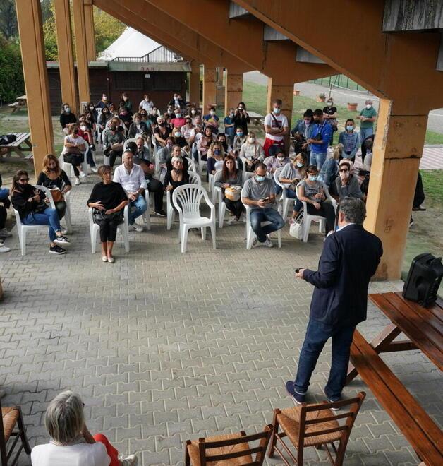 Un incontro tra il sindaco Giovanni Capecchi e i genitori dopo la chiusura della scuola di Marti
