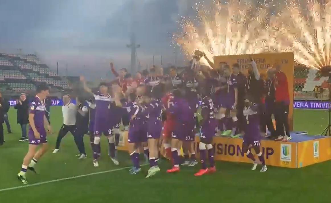 L'esultanza dei calciatori della Fiorentina primavera con la Coppa Italia alzata al cielo
