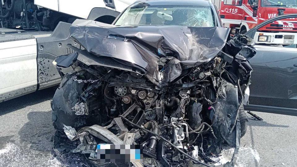 L’auto guidata da Saimir Hila, con la parte anteriore semidistrutta