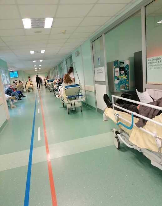 Picco di accessi a Cona, al pronto soccorso finiscono le barelle: «Pronti allo sciopero» 