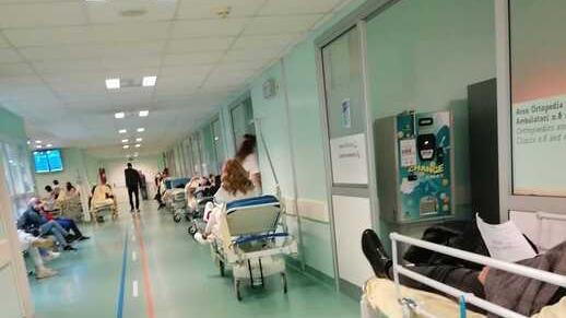 Picco di accessi a Cona, al pronto soccorso finiscono le barelle: «Pronti allo sciopero»