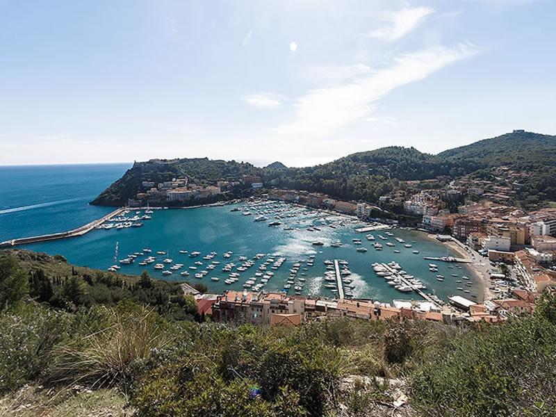 Porto Ercole e Porto Santo Stefano, l’intreccio di storia e natura in un mare di opportuni