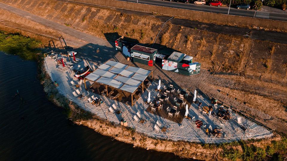 Da sinistra una veduta dall’alto dell’Arnera Pub e una delle serate organizzate in passato al Golena