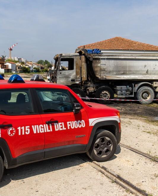 Ferrara. Camion distrutto dalle fiamme nel cantiere di Foro Boario 