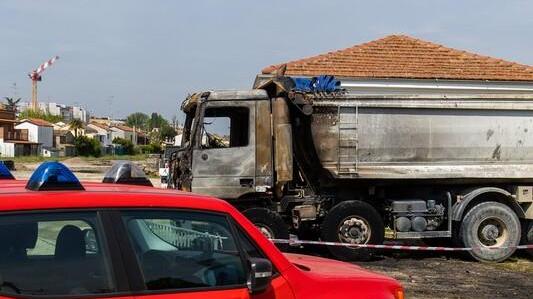 Ferrara. Camion distrutto dalle fiamme nel cantiere di Foro Boario