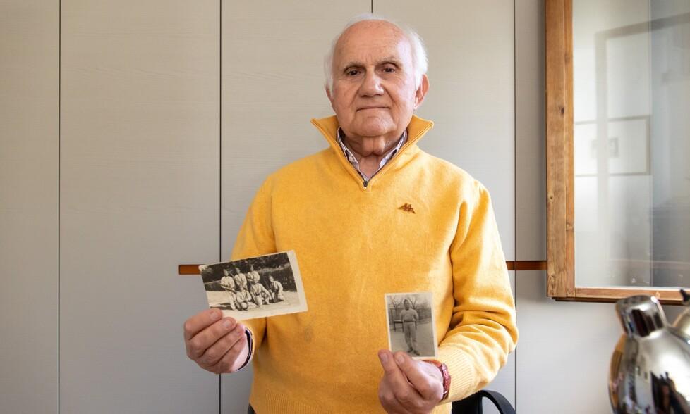 Diego Cavallina mopstra le foto del padre Gualberto, prigioniero di guerra nei lager