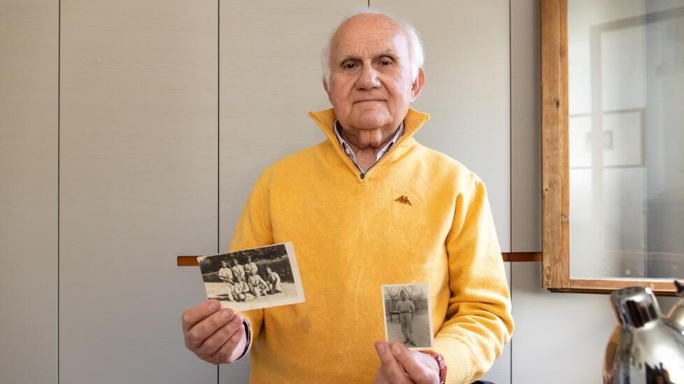 Diego Cavallina mopstra le foto del padre Gualberto, prigioniero di guerra nei lager