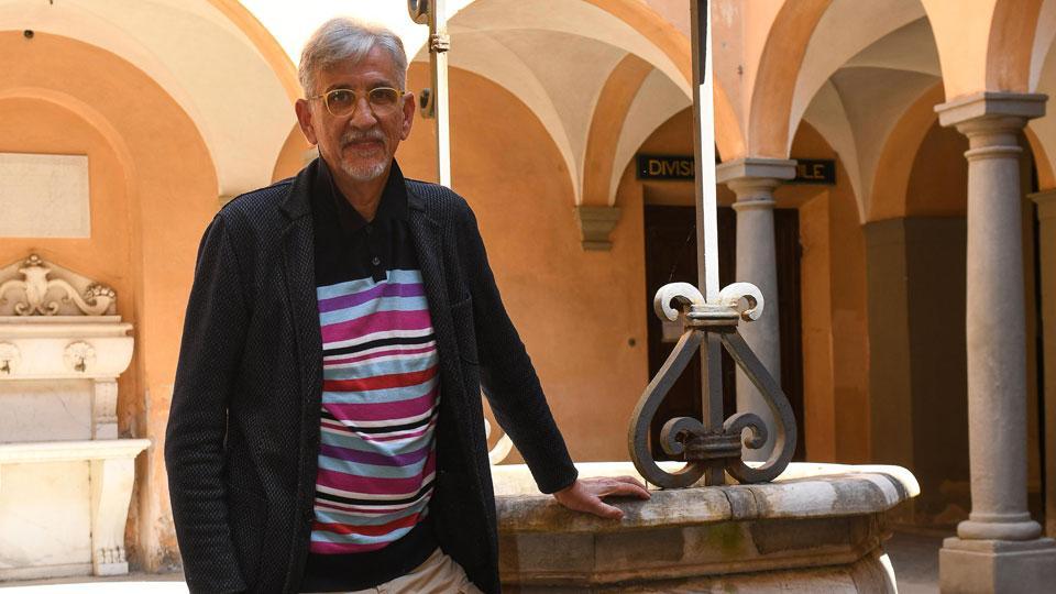 Enrico Marchi all’interno dell’ex manicomio  (foto fiorenzo sernacchioli)