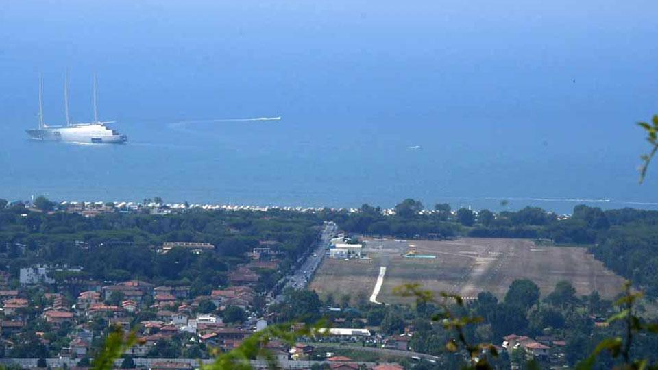 L’area aeroportuale al confine con il comune di Montignoso, vista dall’alto