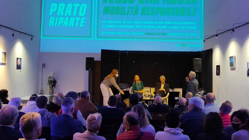 Un momento del confronto nell’affollato ex chiesino di San Giovanni con sul palco l’ingegner Federico Mazzoni, presidente di Aci Prato