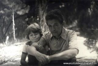 Un giovane Enrico Berlinguer con la figlia Maria