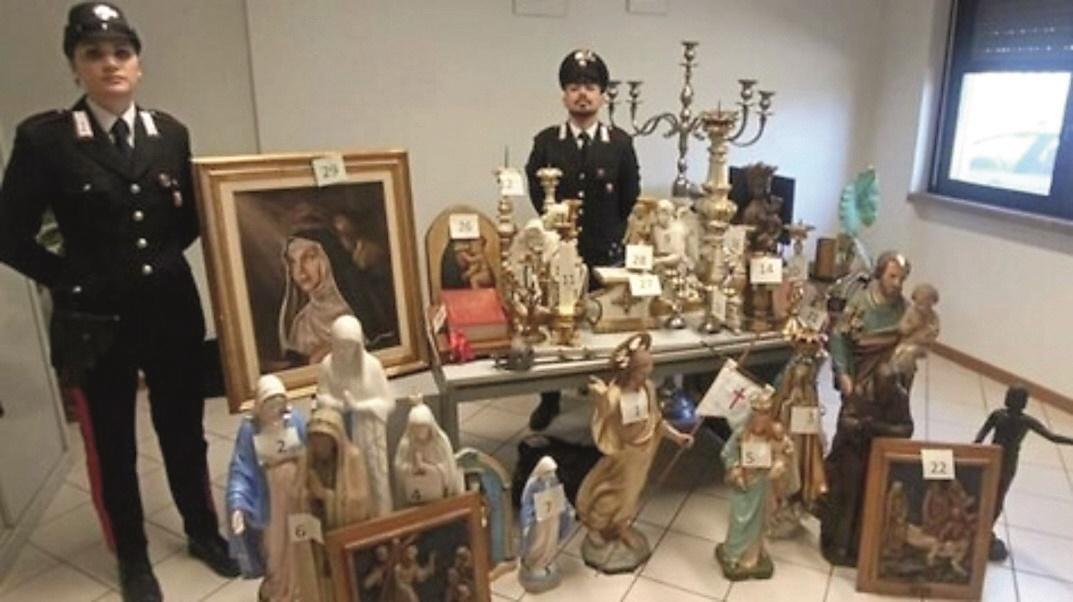 Gli oggetti rubati e ritrovati dai carabinieri