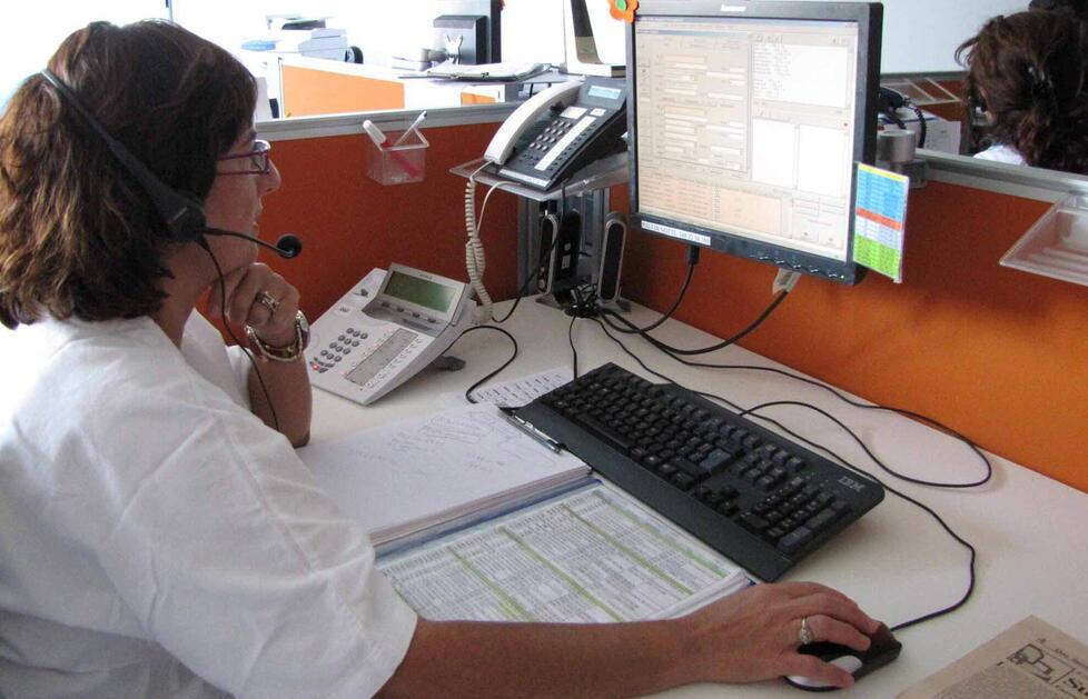 Un operatore al lavoro nell’ospedale (foto d’archivio)