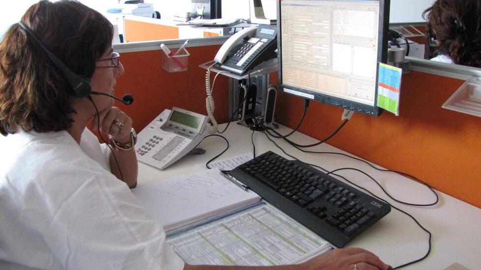 Un operatore al lavoro nell’ospedale (foto d’archivio)