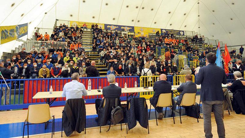 L’assemblea pubblica al Palatenda