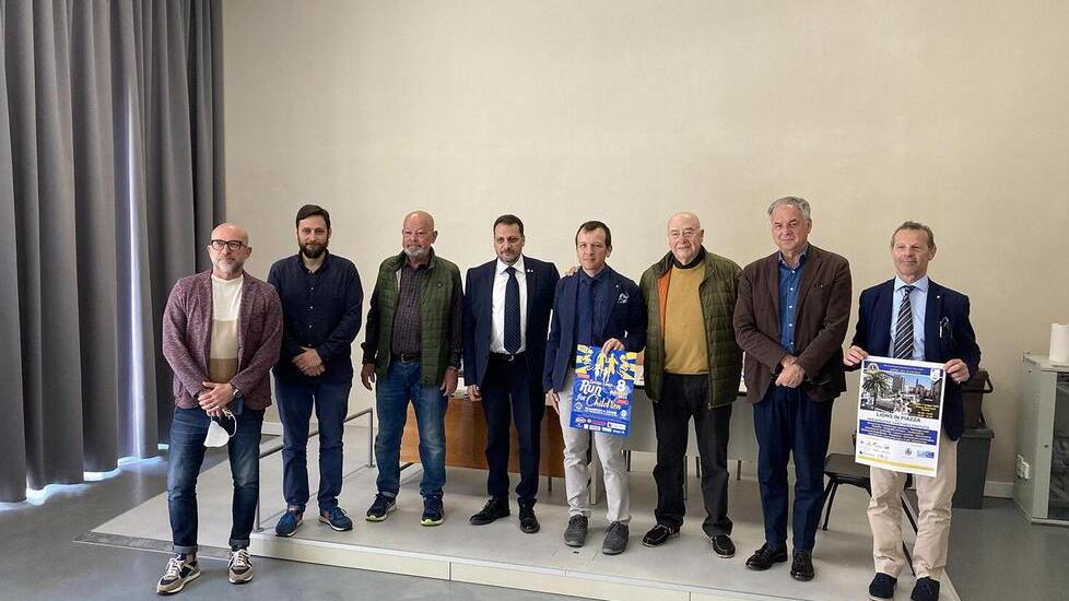 Il presidente del Lions Club di Cecina Francesco Colucci (quarto da sinistra) con gli assessori e alcuni soci