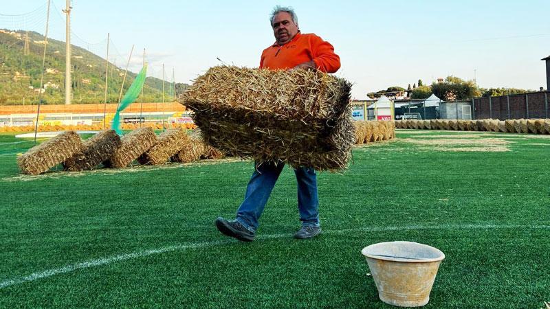 Il presidente della Pro Loco Gianluca Ceragioli durante i lavori allo stadio di Pozzi