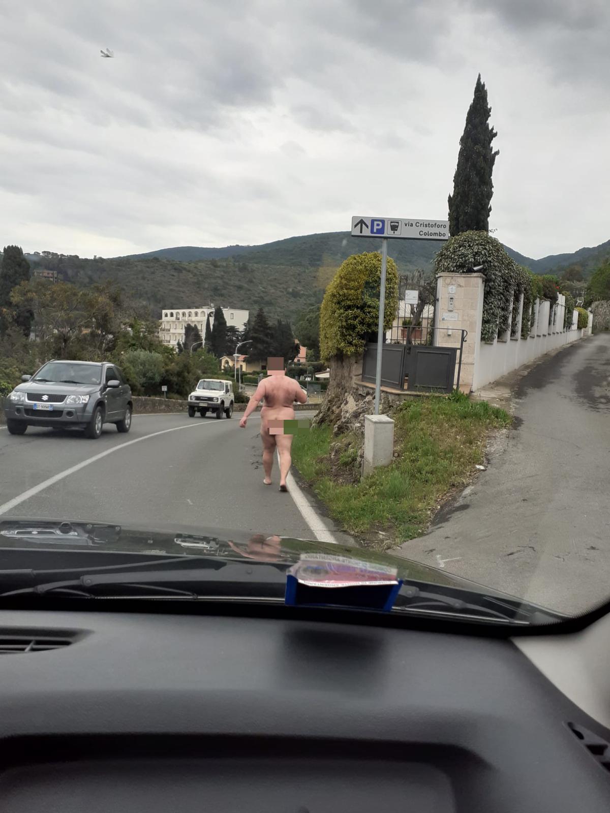 L'uomo a passeggio nudo in zona Pozzarello