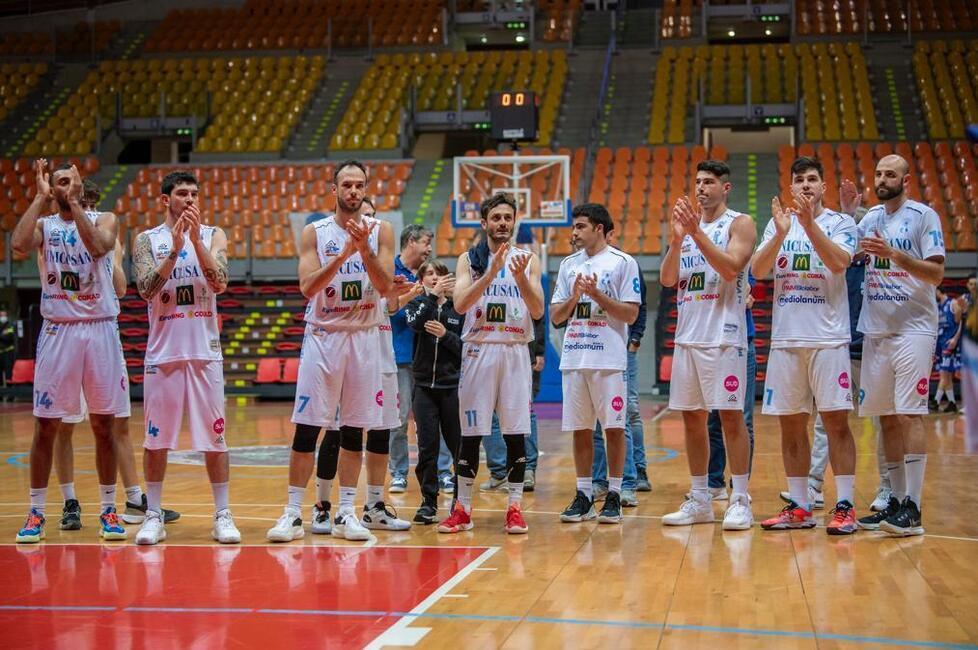 I giocatori della PL applaudono i Rebels sotto la Curva Sud al termine di questa drammatica partita, l’ultima tra le mura del Modigliani Forum, che ha decretato l’esclusione dai playoff