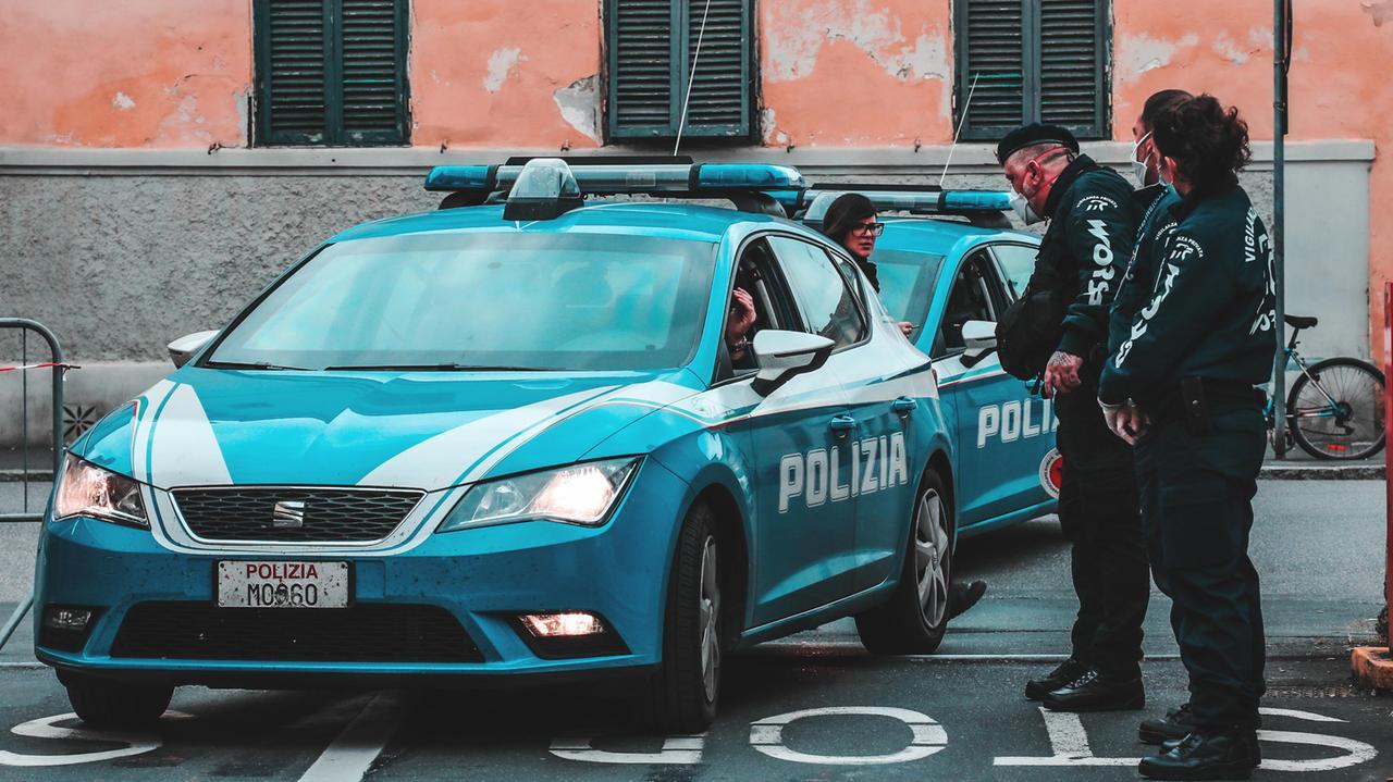Poliziotti all'ingresso dell'ospedale
