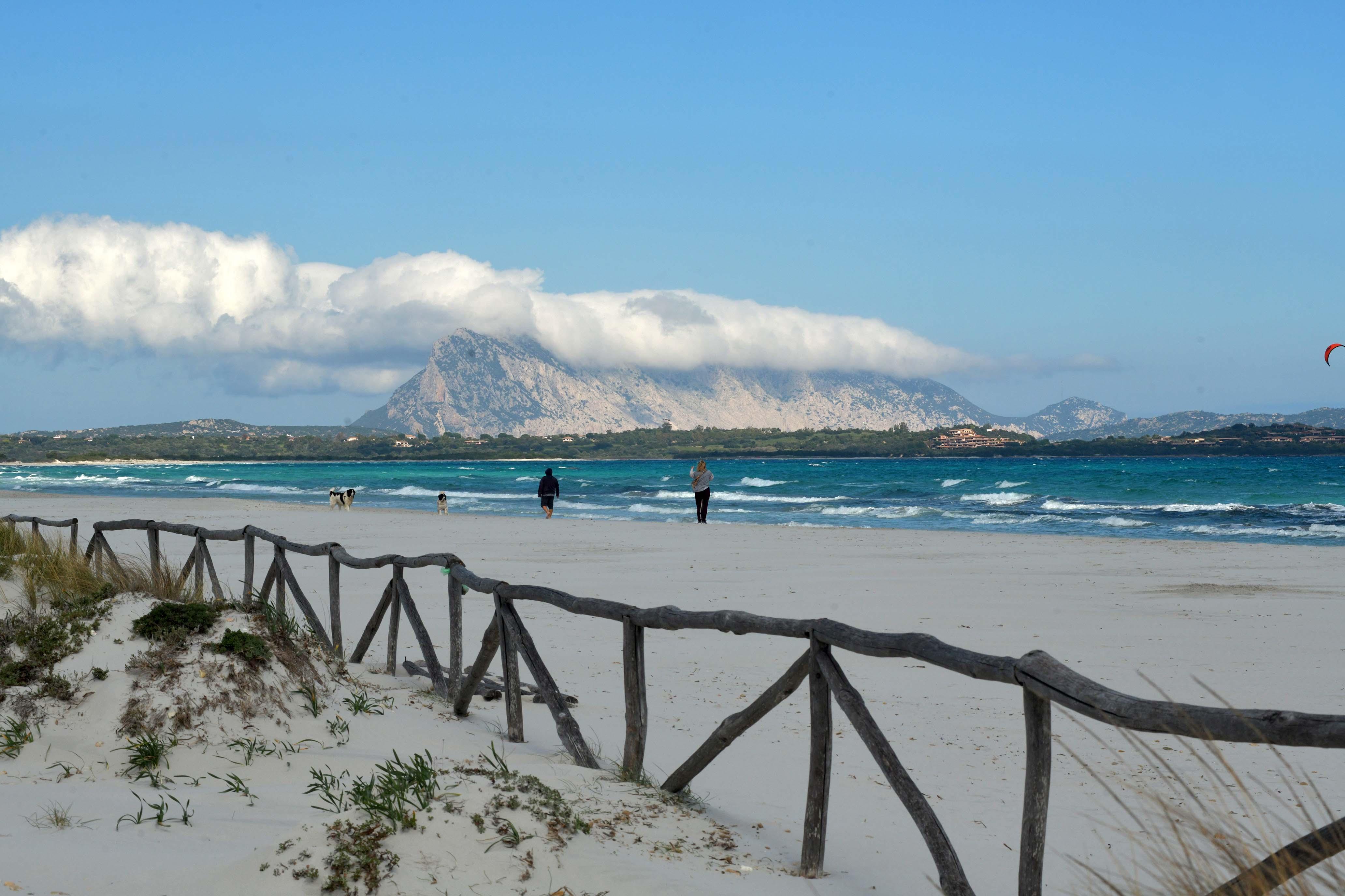 San Teodoro, la spiaggia La Cinta diventa un campo da golf