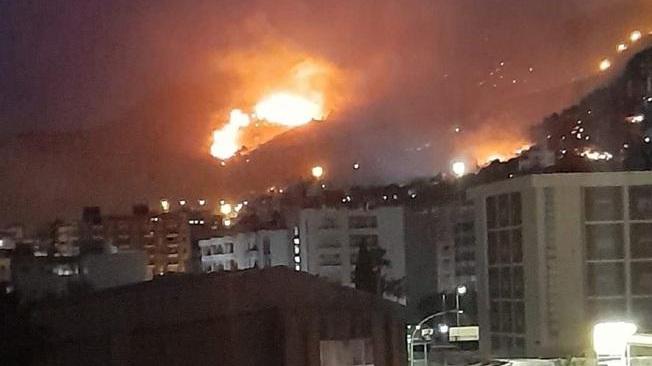 Incendi: brucia ancora Erice, le fiamme minacciano l'abitato