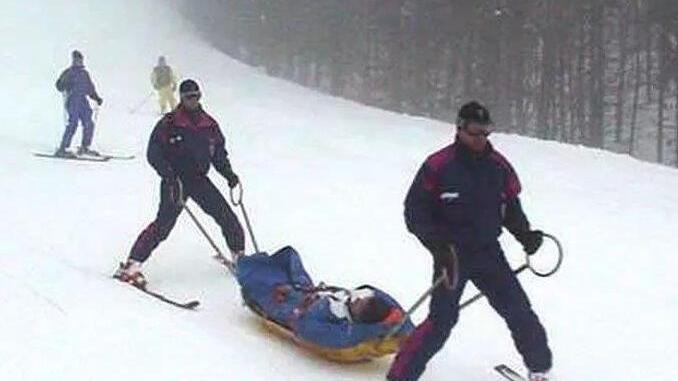 Sciatore soccorso dopo una caduta (foto d'archivio)