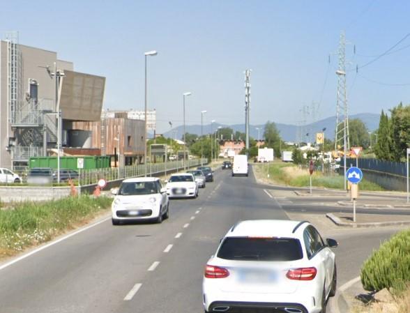 Un tratto di via di Pruneta dove partirà il cantiere il rifacimento del manto stradale