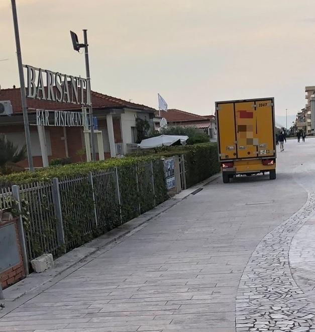 Terrazza della Repubblica, 3 maggio: un furgone parcheggiato sulla nuova pavimentazione