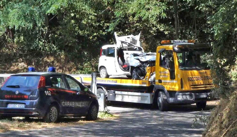 Il recupero dell’auto su cui viaggiava Lorenzo Cellai, sulla Provinciale 34 tra Calamecca e Crespole