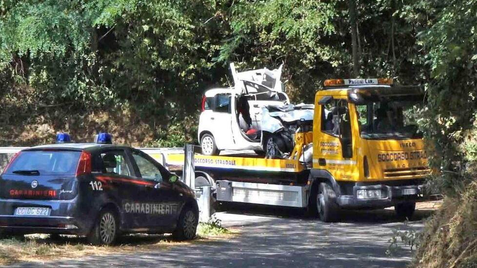 Il recupero dell’auto su cui viaggiava Lorenzo Cellai, sulla Provinciale 34 tra Calamecca e Crespole