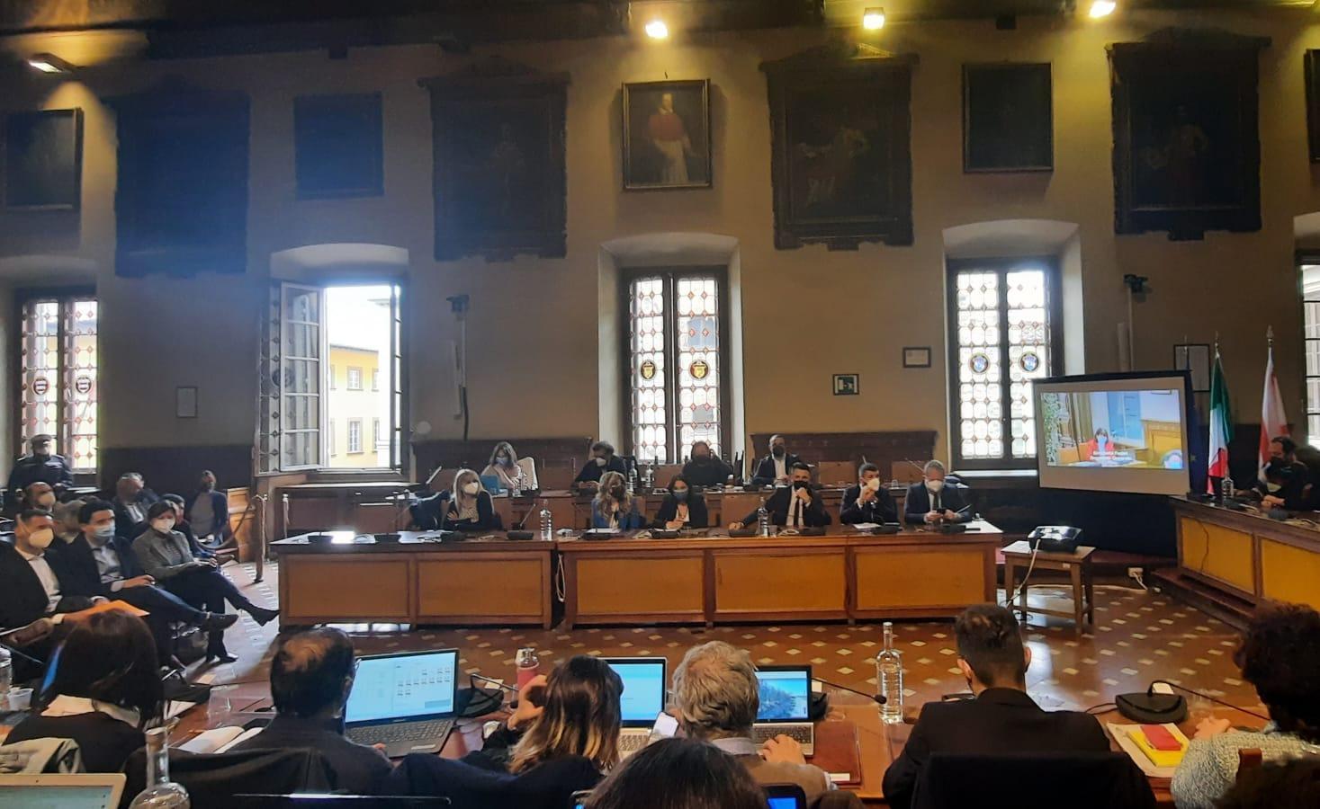 E’ stata la discussione che ha fatto ritardare e che ha sospeso il consiglio comunale. Le mascherine da indossare durante la seduta consiliare sono state contestate da alcuni consiglieri d'opposizione