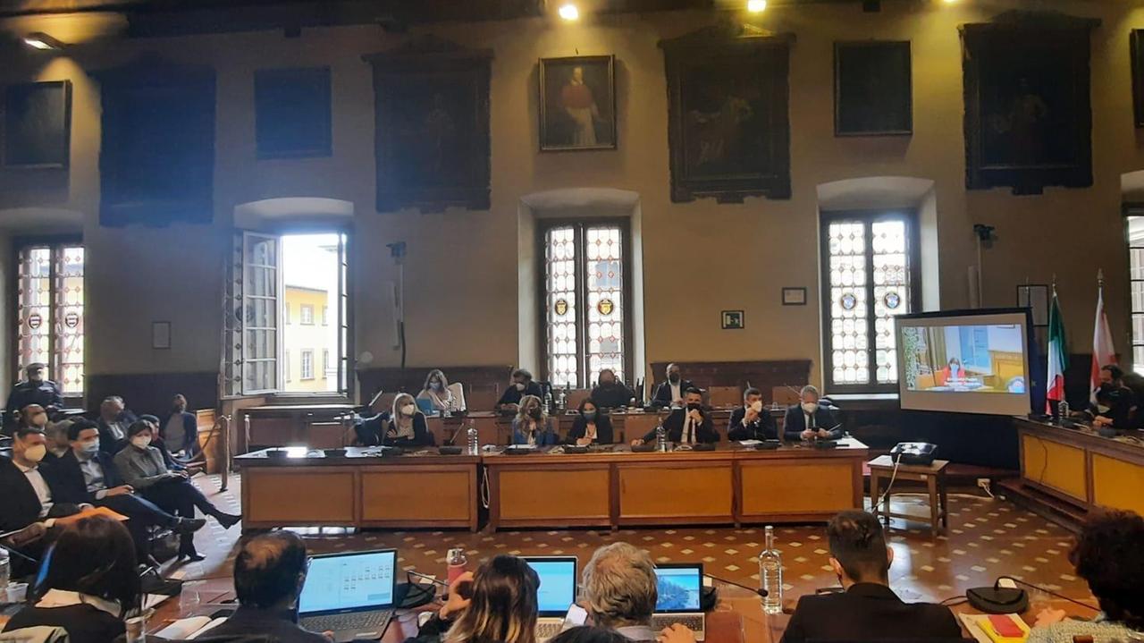 E’ stata la discussione che ha fatto ritardare e che ha sospeso il consiglio comunale. Le mascherine da indossare durante la seduta consiliare sono state contestate da alcuni consiglieri d'opposizione