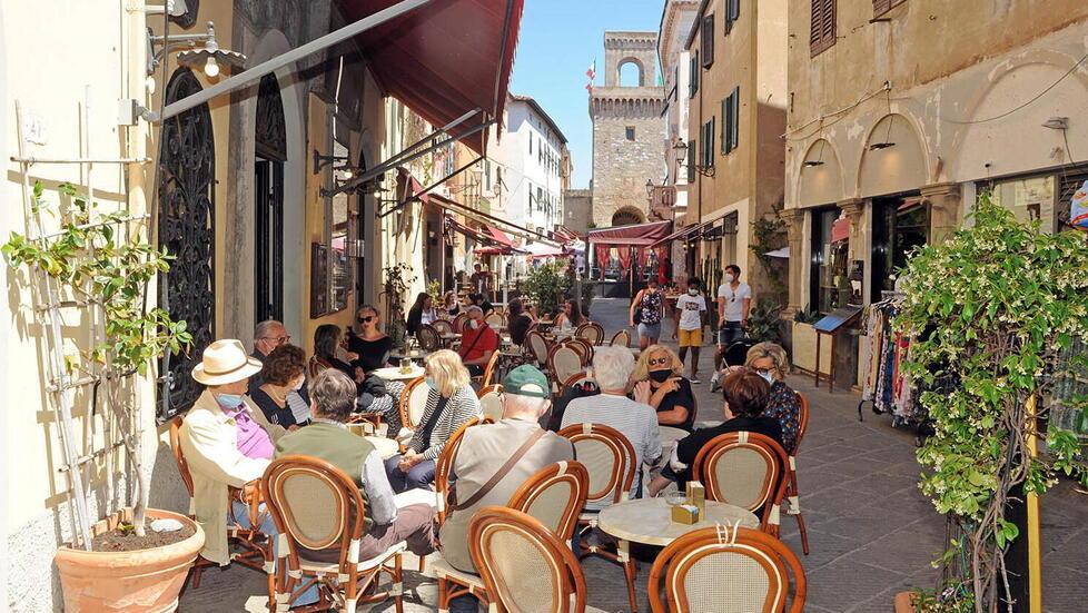 I clienti all’esterno del Caffè Nanni in corso Vittorio Emanuele II