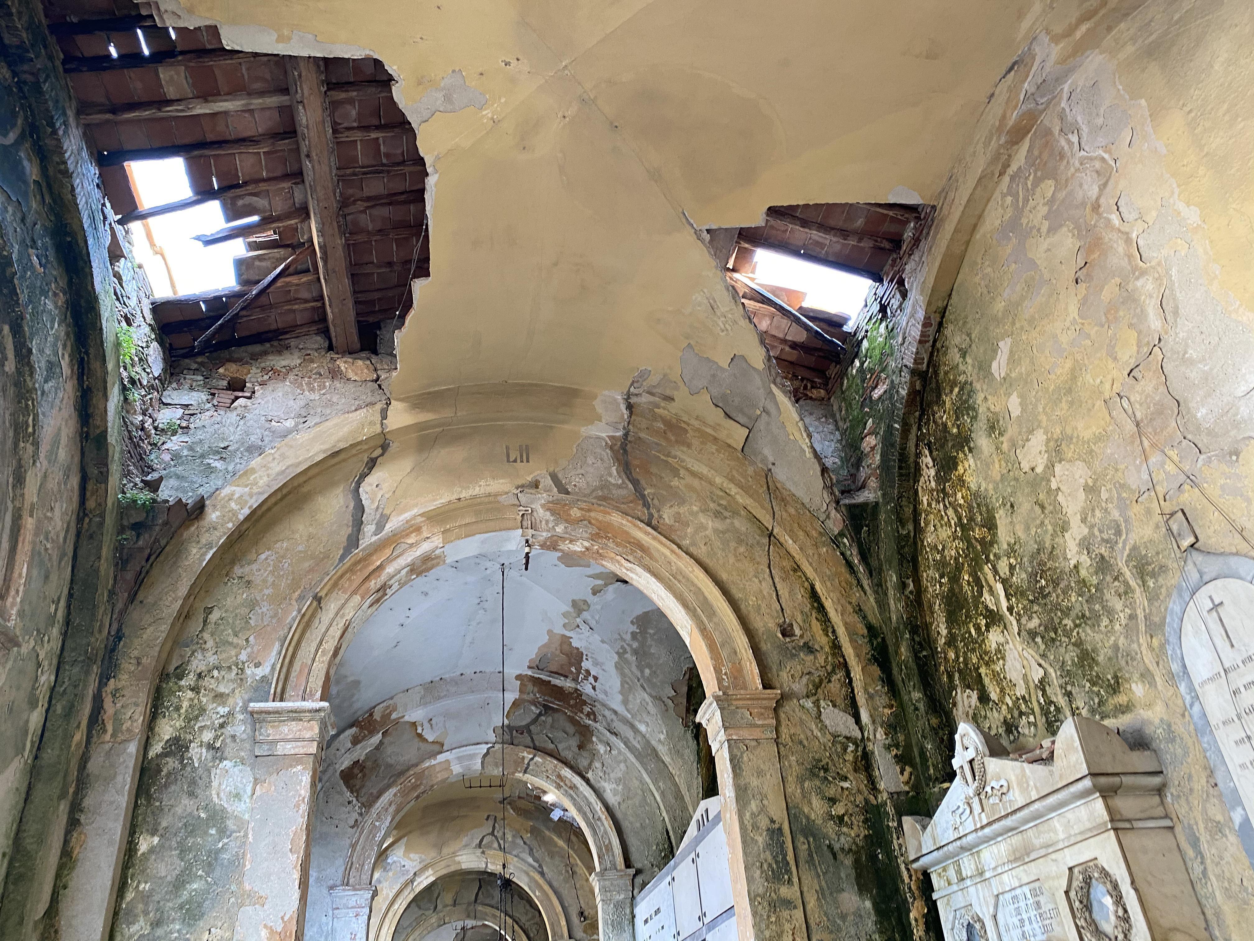 Uno dei crolli subiti dalle coperture del cimitero comunale a causa delle infiltrazioni (Foto Franco Silvi)