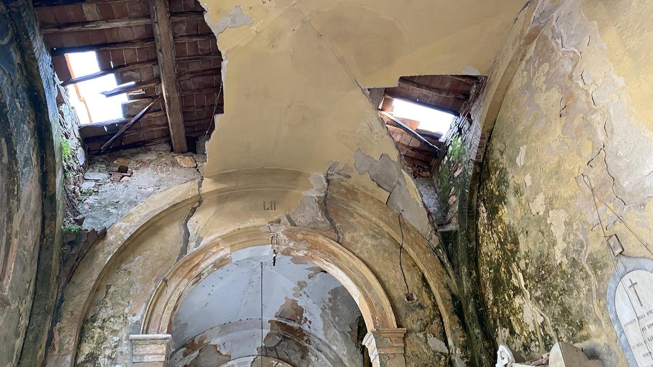Uno dei crolli subiti dalle coperture del cimitero comunale a causa delle infiltrazioni (Foto Franco Silvi)