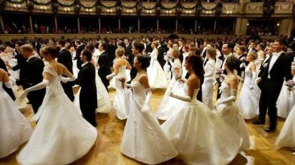 Prato. Esclusa dal ballo delle debuttanti perché lesbica: "La scuola mi ha discriminata. Ora guarderò ballare mio fratello" 