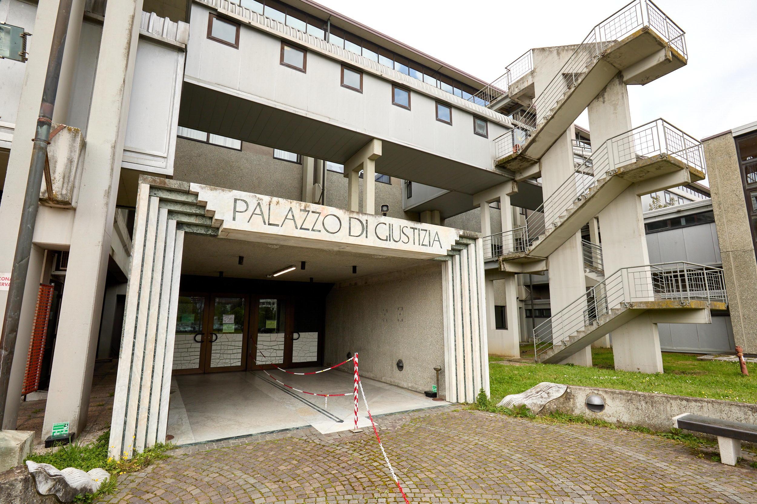 "Mi hai soffiato la donna, voglio i danni": cinquantenne sotto processo per estorsione
