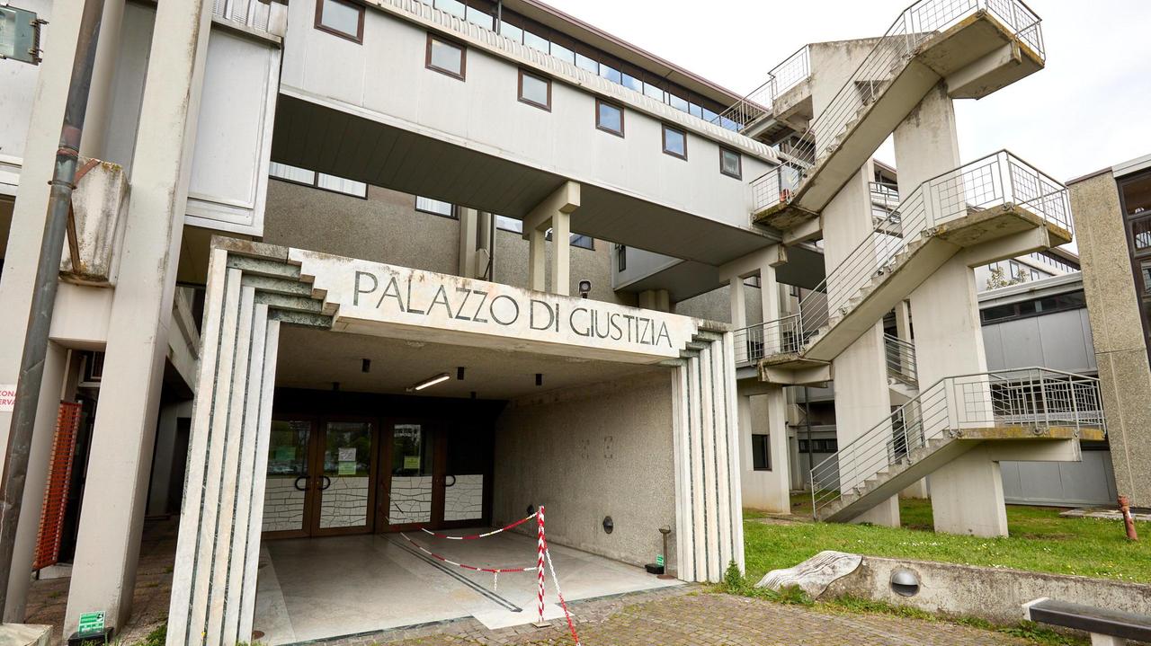 "Mi hai soffiato la donna, voglio i danni": cinquantenne sotto processo per estorsione