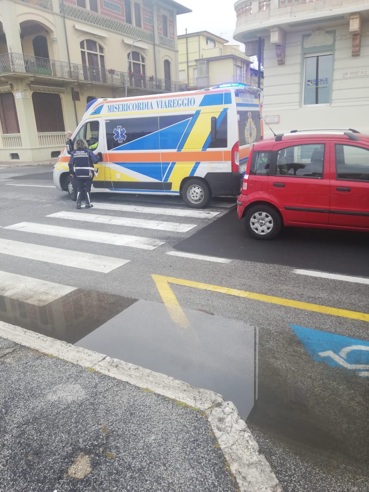 Viareggio, investito mentre attraversa la strada sul viale Carducci: grave a 73 anni 