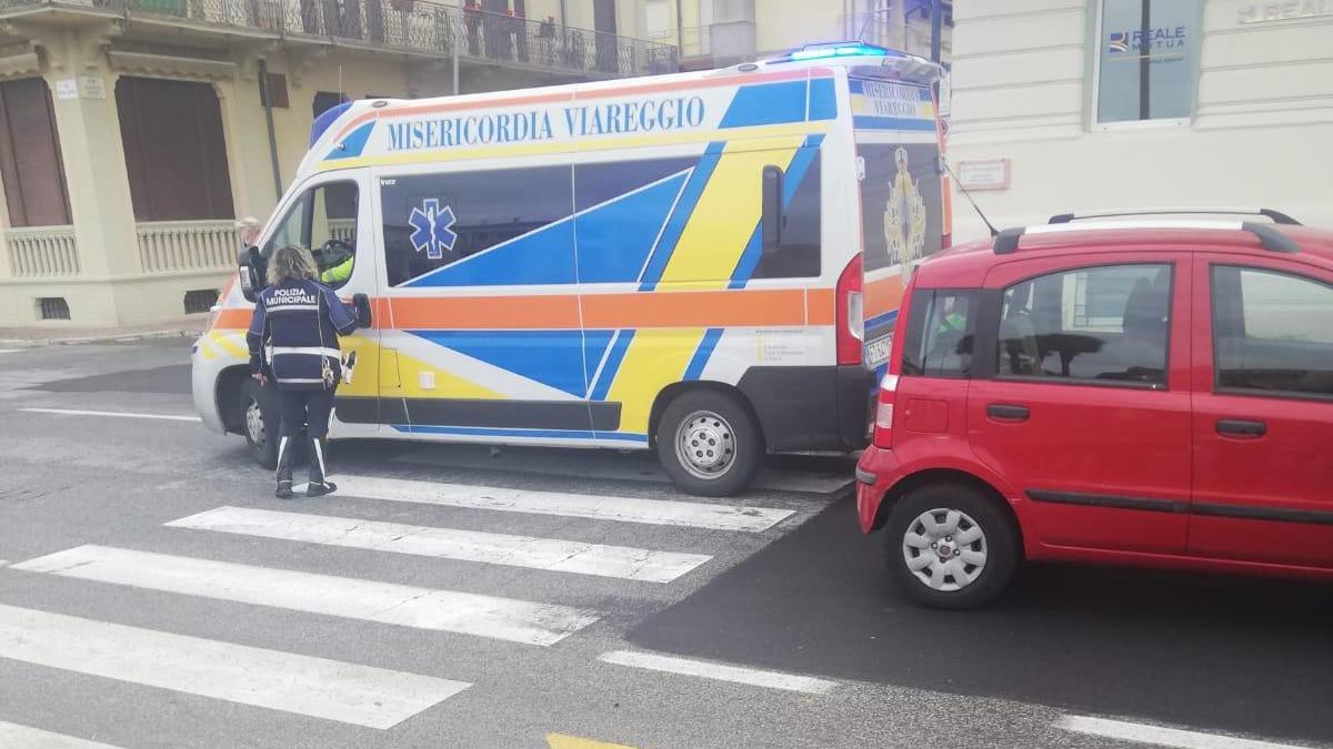 Viareggio, investito mentre attraversa la strada sul viale Carducci: grave a 73 anni