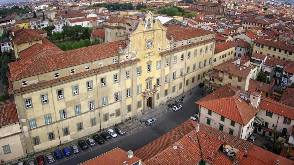 Esclusa dal ballo perché lesbica, i presidi: "Nessuna provocazione. Aveva chiesto di essere riconosciuta"