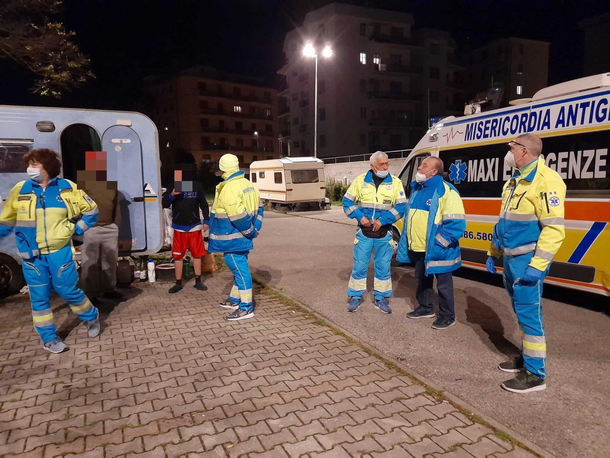 I volontari in aiuto di una famiglia in viale della Libertà