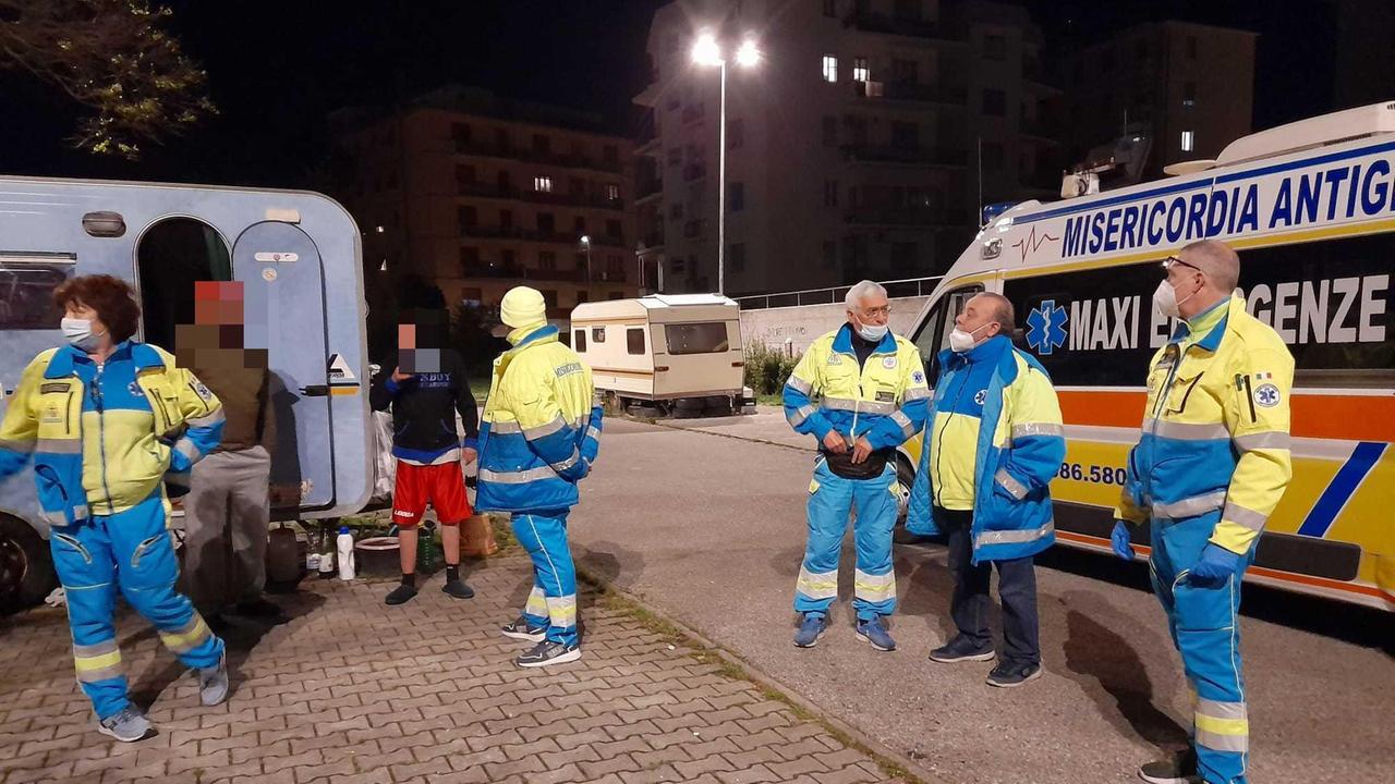 I volontari in aiuto di una famiglia in viale della Libertà